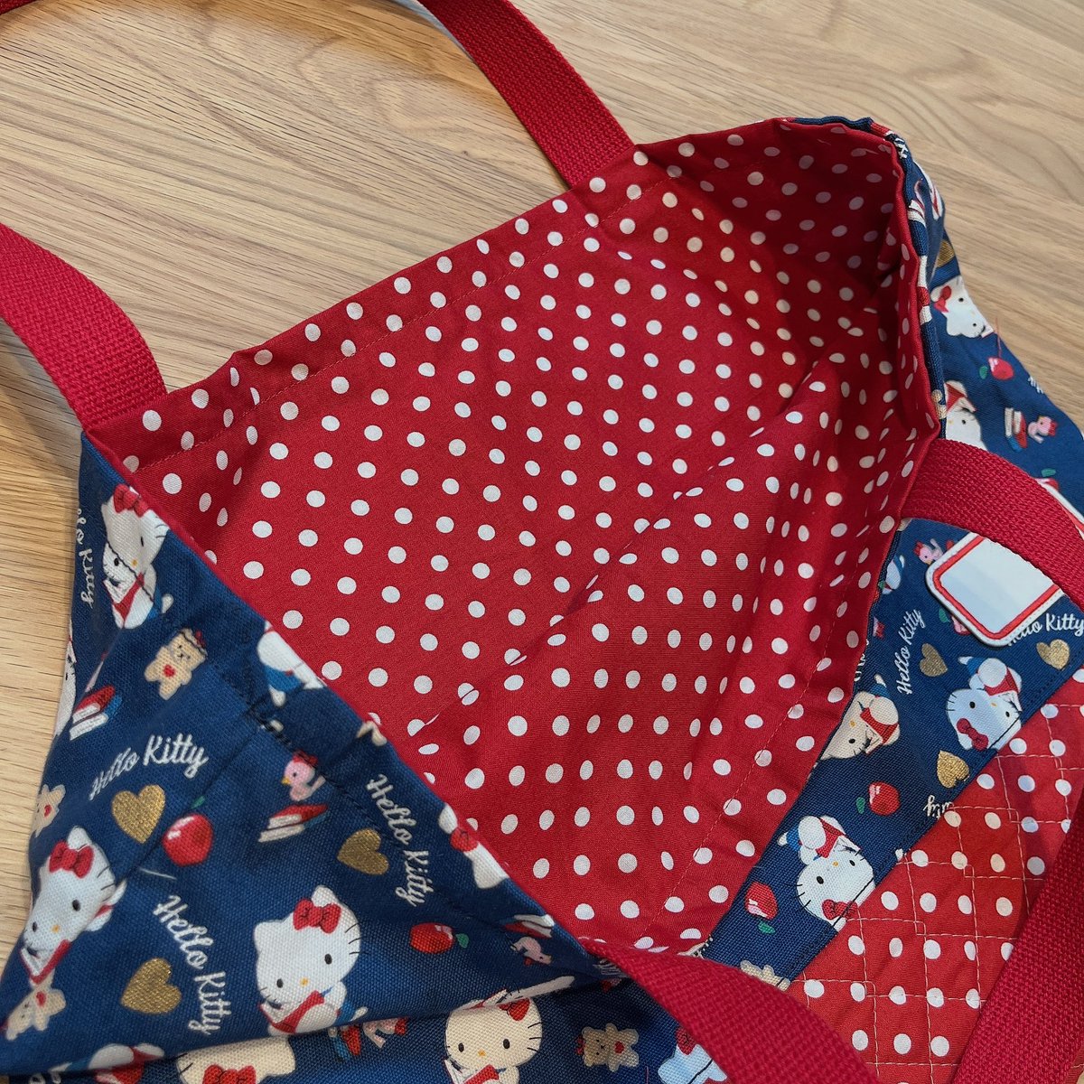 家事全般🍳🧹🧺
ほんまに嫌いやし苦手やけど
裁縫だけは……
裁縫だけは得意って言わせて🥹‼️

いつも男の子の生地選びは
ほんまに無難なのって感じで
トキメキもワクワクもなかったけど
女の子の生地選びはちげぇよ
もうテンションもモチベもちげぇよ

裏地も赤ドットで可愛く❤️🤍

キティ最高ーッ🫶🏻