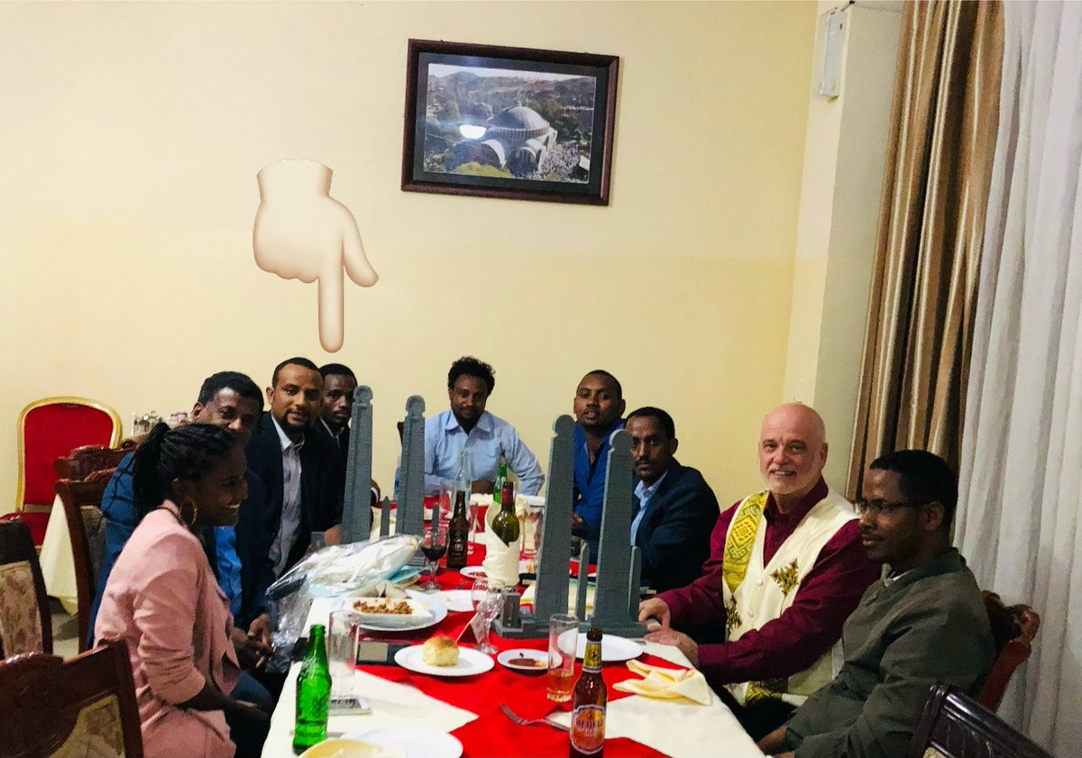 መግለፂ ሓዘን ን ሰድራን ፈተውትን መብራህቱ ኣባይ ስዩም

መምህር መብራህቱ ኣባይ፣ ሰንበት ዕለተ  ነሓሰ 4/ 2017  ኣብ ከተማ መቐለ ኣማሲዩ ናብ ገዝኡ እንትኸድ መንነቶም ግልፂ ብዘይተፈለጡ  ሰባት ብግፍዒ ተቐቲሉ።

ኣነ ኣብዝመርሖ ናይ  ጥዕና መንሽሮ