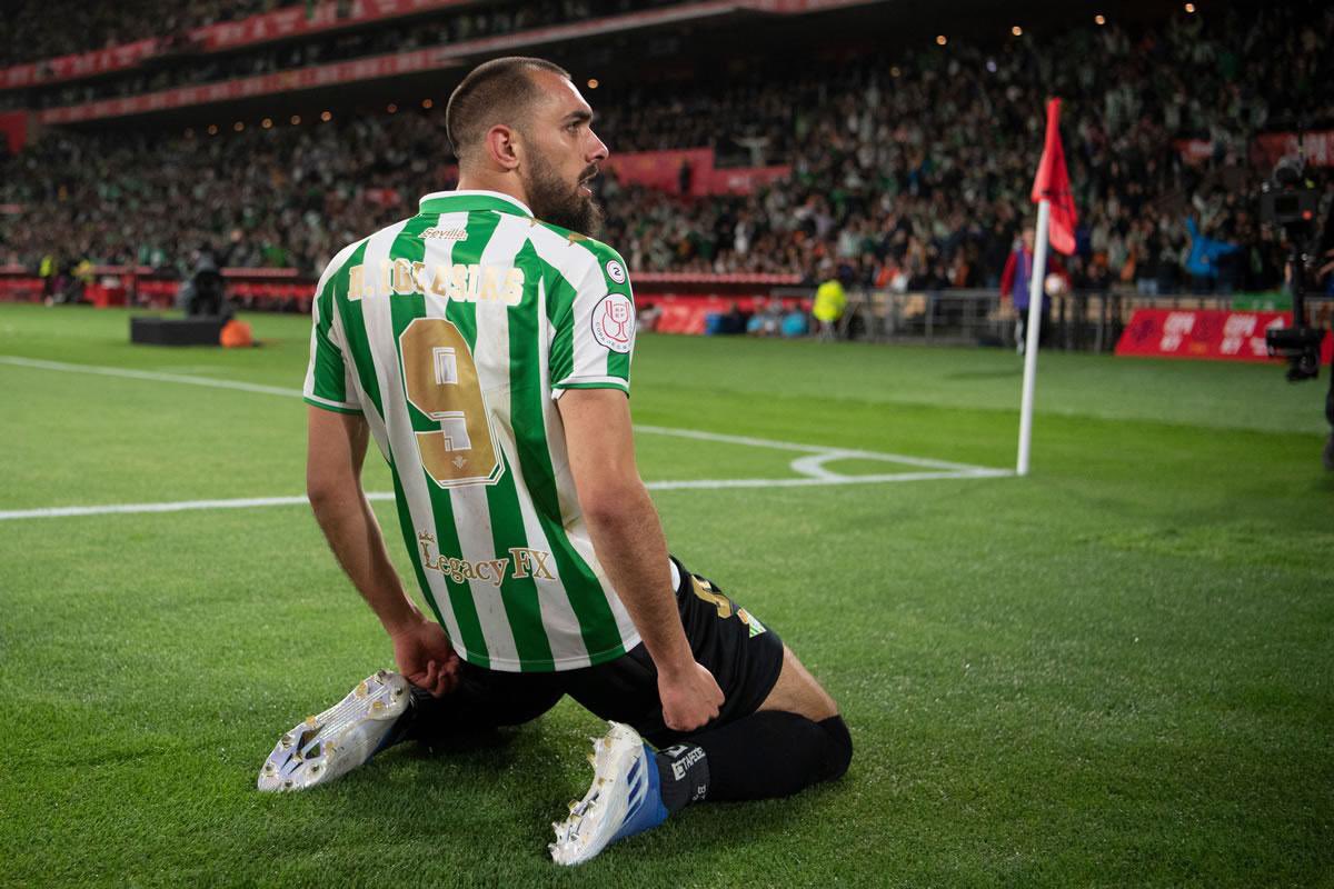 El delantero que el Celta quería es Borja Iglesias y consiguen su regreso.

Vive una segunda juventud. No es el delantero de aquel gran Espanyol y que costó una pasta. Pero encontró su hueco, su forma de trabajar y en Vigo eso le vale oro. 

Si está entonado, noticia clave.