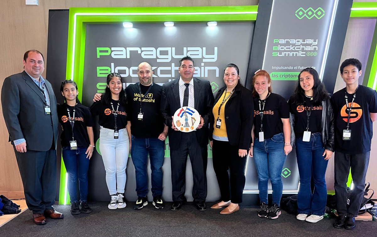 Ayer participamos en <a href="/PBSpy_/">Paraguay. blockchain.summit</a> junto a los niños del Hogar Gudalupe le obsequiaron a nuestro amigo <a href="/jcreyes_sv/">Juan Carlos Reyes</a>  y Rafael Vergara de <a href="/cnadsv/">Comisión Nacional de Activos Digitales (CNAD)</a> una artesanía representando la fraternidad entre 🇵🇾🧡🇸🇻 echo por Carmencita una niña del Hogar.
<a href="/satsails/">Satsails</a> y <a href="/walletofsatoshi/">Wallet of Satoshi</a> presentes ⚡