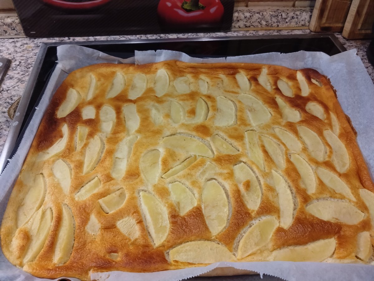 Der <a href="/HaseausBn/">Medizin-Hase aka Schwafelman</a> hat sich als Zwischensnack fürs Home-Office Blechpfannkuchen aus dem Ofen gewünscht ...
Er hat es verdammt schwer hier