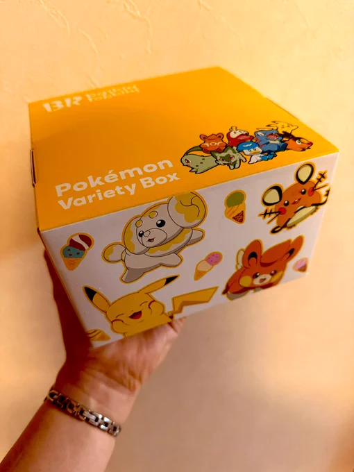 サーティワンでポケモンコラボやってたのでボックス買い!箱めっちゃキュート大好物のチョコミントはミント度が一層高いとされるスーパーの方を購入。思ってたよりスースー度控えめで優しい味。デカいチョコが入っててバキバキ食べれて楽しい食感だった! #BK