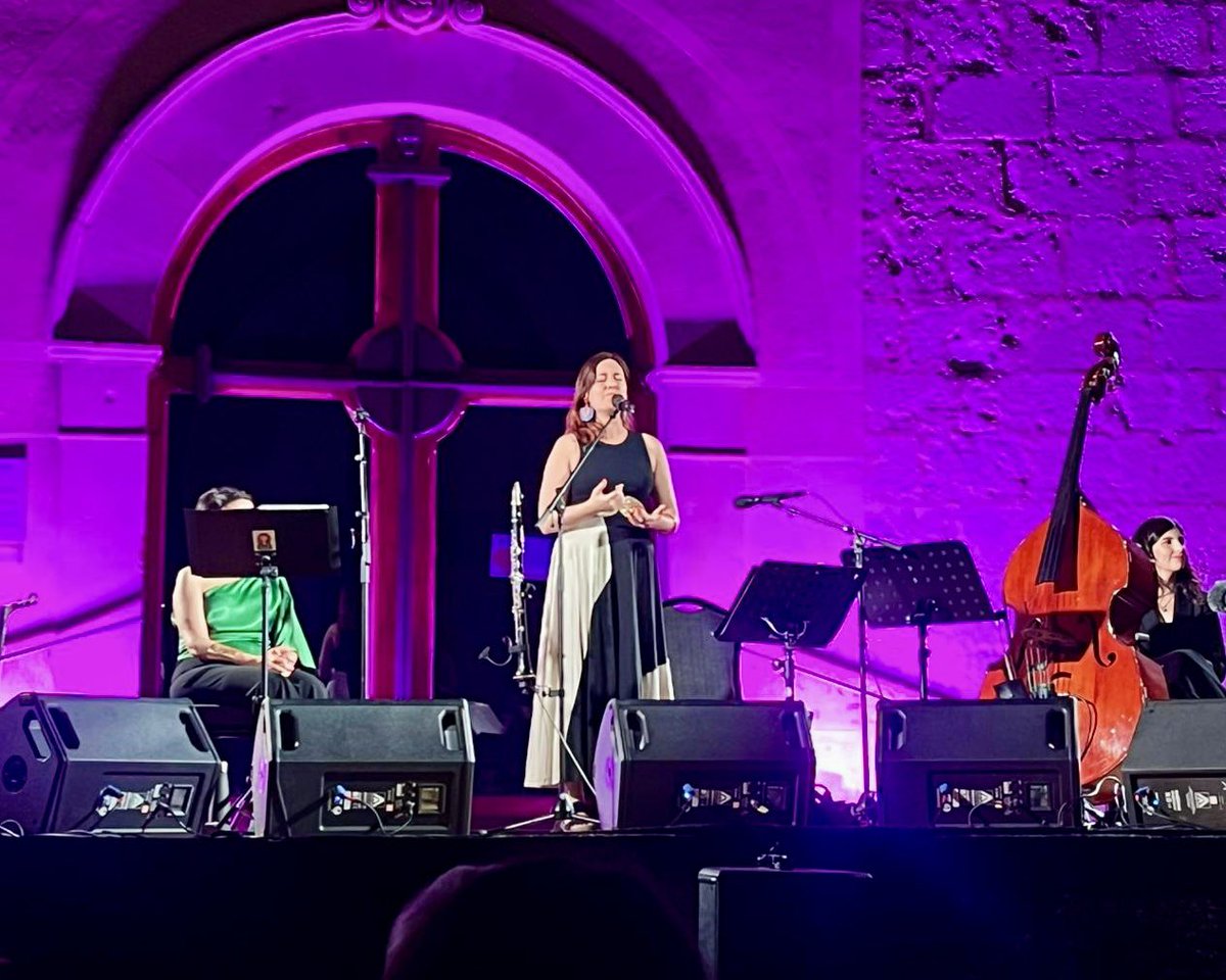 mtbprogressa's tweet image. Ahir vam assistir al concert inaugural del Festival Jordi Savall. El concert, a càrrec de l’Ensemble Mediterrània i Carola Ortiz, va ser un cant a la diversitat i un homenatge a la Mediterrània com a espai de trobada i de diàleg.

@FundacioCIMA