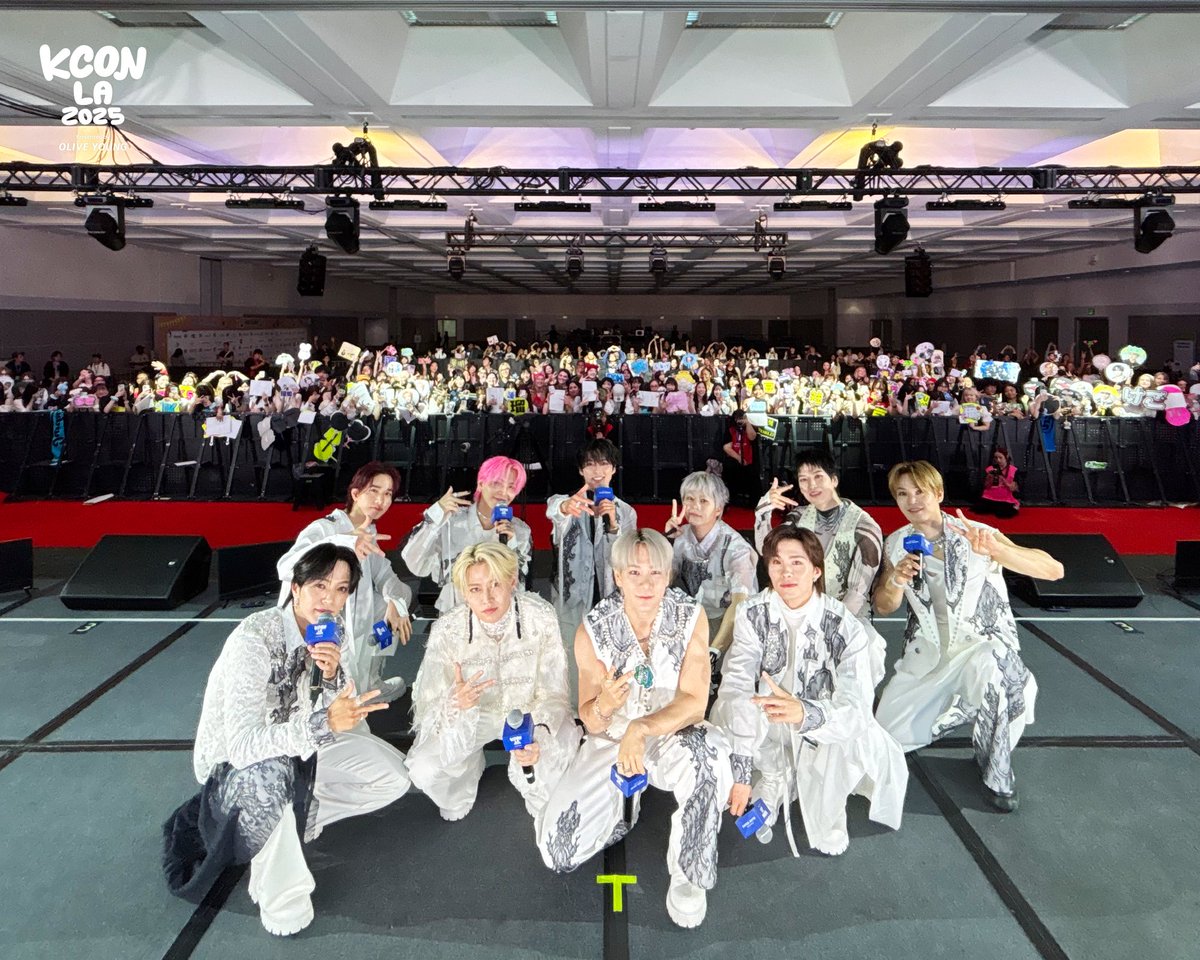 KCON_official's tweet photo. [#KCONLA2025] MEET &amp; GREET

Fan &amp; Artist Group Photo 📸
The memories we made? Locked in forever 🗝️✨

#JO1

-
KCON LA 2025
AUG 1-3
https://t.co/Q4WarqPq6D Arena, LA Convention Center

Let‘s #KCON https://t.co/jxVxvVjj2t