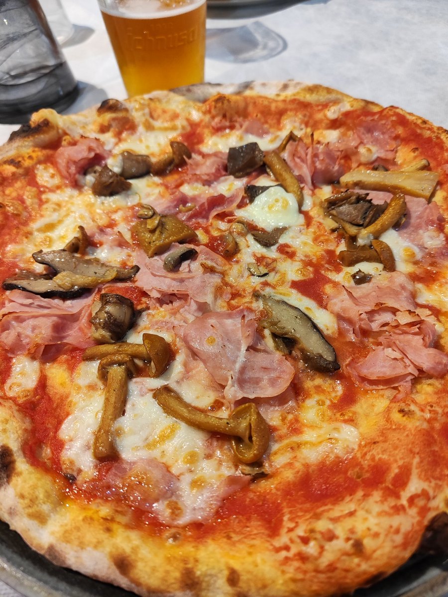 Felicità è anche mangiare una pizza a pranzo... 😊🍻