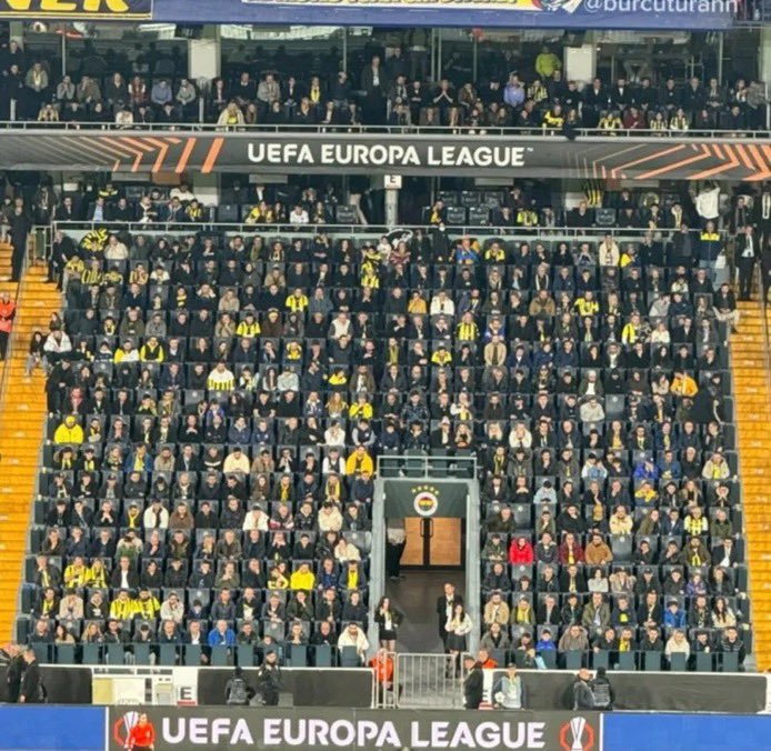 CurvaAcik's tweet photo. ŞURDA YER ALAN ŞAHISLAR BUGÜN AYAKTA TAKIMI DESTEKLEMEZSE, YAKINLARINDA OTURAN TARAFTARLARIMIZDAN RİCAMIZ EN BÜYÜK TEPKİYİ GÖSTERİN! https://t.co/EyHZzrNP7f