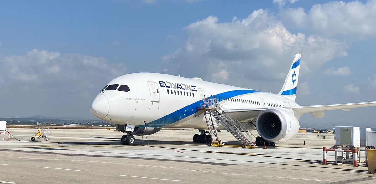 Hier, les pilotes israéliens d’un vol El Al à destination de Paris ont été accueillis par un contrôleur aérien de l’aéroport Charles-de-Gaulle qui leur a lancé à la radio : « Libérez la Palestine ! »

Cet incident intervient dans un contexte où les bureaux parisiens de la