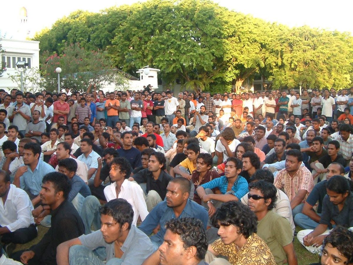faya_i's tweet photo. އަޅުގަނޑުމެން މިއަދު މިދެކޭ ގާނޫނުއަސާސީއާއި، މި ހައްގުތައް ލިބިގެން ދިޔައީ މީގެ 21 އަހަރު ކުރިން މިދުވަހު، ދިވެހިންގެ ތެރެއިން ގިނަ ބަޔަކު ތޮށިގަނޑު ފަޅާލާފައި ނުކުމެ ކުރި އިހުތިޖާޖާއި އަޑުއުފުލުންތަކުގެ ނަތީޖާއެއްގެ ގޮތުން. އޮގަސްޓް 12، އަދި 13 ވަނަ ދުވަހުގެ ހަނދާން މި އާ ކުރަނީ، އެ ދުވަހުގެ ނުރައްކާތެރި ހާލަތާ ކުރިމަތިލައި، އެ ހާލަތުގެ މައްޗަށް ކުޅިފަސް ހޯދުމުގައި ބައިވެރިވެވަޑައިގެންނެވި ހުރިހައި ބޭފުޅުންނަށް ހައްގު ޝުކުރާއި ތައުރީފު އަރިސްކޮށް އެ ބޭފުޅުންގެ މަތިން ހަނދާންކުރަމުން. އޭގެ 21 އަހަރު ފަހުން އަނެއްކާވެސް، ގައުމުގެ މިސްރާބު ހުރީ އޭރުގެ ހާލަތަށް. އެ ދުވަހުގެ ހަރަކާތުން ހިތްވަރު ލިބިގަނެ، އަޅުގަނޑުމެން މިއަދާއި މާދަމާ ސަލާމަތްކުރުމަށް، މިއަދުގެ ހާލަތަށް އެކަށޭނޭ، އަދި ނަތީޖާ ނެރެވޭނޭ އުސޫލަކުން މަސައްކަތް ކުރަންޖެހޭ.