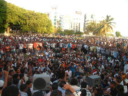 faya_i's tweet photo. އަޅުގަނޑުމެން މިއަދު މިދެކޭ ގާނޫނުއަސާސީއާއި، މި ހައްގުތައް ލިބިގެން ދިޔައީ މީގެ 21 އަހަރު ކުރިން މިދުވަހު، ދިވެހިންގެ ތެރެއިން ގިނަ ބަޔަކު ތޮށިގަނޑު ފަޅާލާފައި ނުކުމެ ކުރި އިހުތިޖާޖާއި އަޑުއުފުލުންތަކުގެ ނަތީޖާއެއްގެ ގޮތުން. އޮގަސްޓް 12، އަދި 13 ވަނަ ދުވަހުގެ ހަނދާން މި އާ ކުރަނީ، އެ ދުވަހުގެ ނުރައްކާތެރި ހާލަތާ ކުރިމަތިލައި، އެ ހާލަތުގެ މައްޗަށް ކުޅިފަސް ހޯދުމުގައި ބައިވެރިވެވަޑައިގެންނެވި ހުރިހައި ބޭފުޅުންނަށް ހައްގު ޝުކުރާއި ތައުރީފު އަރިސްކޮށް އެ ބޭފުޅުންގެ މަތިން ހަނދާންކުރަމުން. އޭގެ 21 އަހަރު ފަހުން އަނެއްކާވެސް، ގައުމުގެ މިސްރާބު ހުރީ އޭރުގެ ހާލަތަށް. އެ ދުވަހުގެ ހަރަކާތުން ހިތްވަރު ލިބިގަނެ، އަޅުގަނޑުމެން މިއަދާއި މާދަމާ ސަލާމަތްކުރުމަށް، މިއަދުގެ ހާލަތަށް އެކަށޭނޭ، އަދި ނަތީޖާ ނެރެވޭނޭ އުސޫލަކުން މަސައްކަތް ކުރަންޖެހޭ.