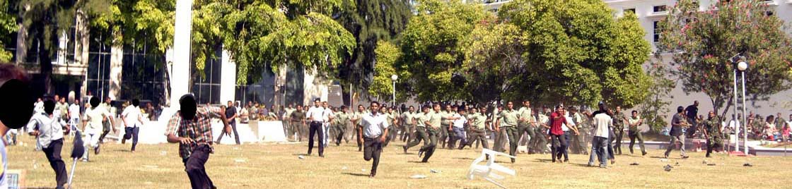 އަޅުގަނޑުމެން މިއަދު މިދެކޭ ގާނޫނުއަސާސީއާއި، މި ހައްގުތައް ލިބިގެން ދިޔައީ މީގެ 21 އަހަރު ކުރިން މިދުވަހު، ދިވެހިންގެ ތެރެއިން ގިނަ ބަޔަކު ތޮށިގަނޑު ފަޅާލާފައި ނުކުމެ ކުރި އިހުތިޖާޖާއި އަޑުއުފުލުންތަކުގެ ނަތީޖާއެއްގެ ގޮތުން. އޮގަސްޓް 12، އަދި 13 ވަނަ ދުވަހުގެ ހަނދާން މި އާ
