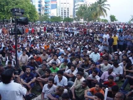 faya_i's tweet photo. އަޅުގަނޑުމެން މިއަދު މިދެކޭ ގާނޫނުއަސާސީއާއި، މި ހައްގުތައް ލިބިގެން ދިޔައީ މީގެ 21 އަހަރު ކުރިން މިދުވަހު، ދިވެހިންގެ ތެރެއިން ގިނަ ބަޔަކު ތޮށިގަނޑު ފަޅާލާފައި ނުކުމެ ކުރި އިހުތިޖާޖާއި އަޑުއުފުލުންތަކުގެ ނަތީޖާއެއްގެ ގޮތުން. އޮގަސްޓް 12، އަދި 13 ވަނަ ދުވަހުގެ ހަނދާން މި އާ ކުރަނީ، އެ ދުވަހުގެ ނުރައްކާތެރި ހާލަތާ ކުރިމަތިލައި، އެ ހާލަތުގެ މައްޗަށް ކުޅިފަސް ހޯދުމުގައި ބައިވެރިވެވަޑައިގެންނެވި ހުރިހައި ބޭފުޅުންނަށް ހައްގު ޝުކުރާއި ތައުރީފު އަރިސްކޮށް އެ ބޭފުޅުންގެ މަތިން ހަނދާންކުރަމުން. އޭގެ 21 އަހަރު ފަހުން އަނެއްކާވެސް، ގައުމުގެ މިސްރާބު ހުރީ އޭރުގެ ހާލަތަށް. އެ ދުވަހުގެ ހަރަކާތުން ހިތްވަރު ލިބިގަނެ، އަޅުގަނޑުމެން މިއަދާއި މާދަމާ ސަލާމަތްކުރުމަށް، މިއަދުގެ ހާލަތަށް އެކަށޭނޭ، އަދި ނަތީޖާ ނެރެވޭނޭ އުސޫލަކުން މަސައްކަތް ކުރަންޖެހޭ.