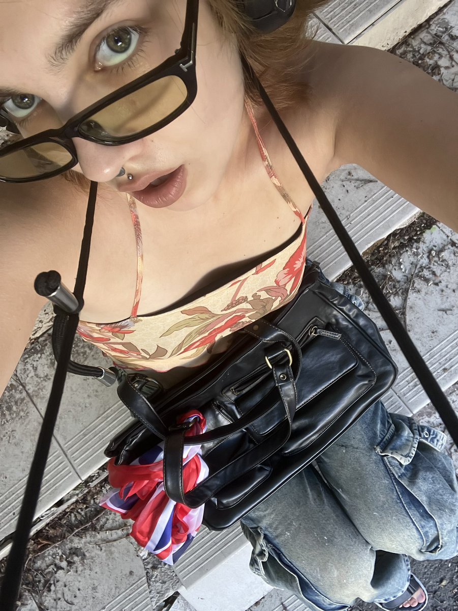 kvitmariia's tweet photo. Я згадала що існує твітер а це значить сюди можна постити селфа��і та жалітись на роботу https://t.co/p1qQJW29qQ