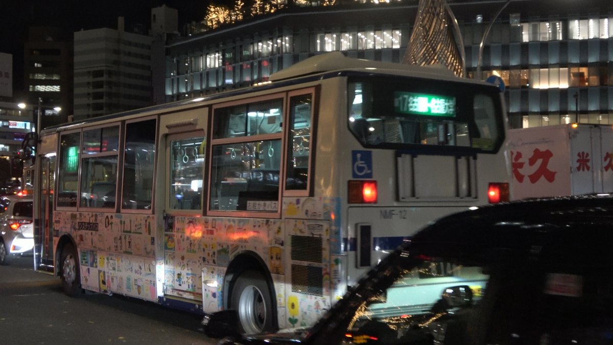 Aimyu_RailMov's tweet photo. クリスマスといえば
当時は"ただのお絵かきバス"のつもりで名古屋駅にて目撃したが、NMF-12号車であることに後々気付いたことが印象的だ。背景の"飛翔"と呼ばれるモニュメントも実に懐かしい。
2020年12月25日 撮影
#nbus https://t.co/v7XbNmOCGP