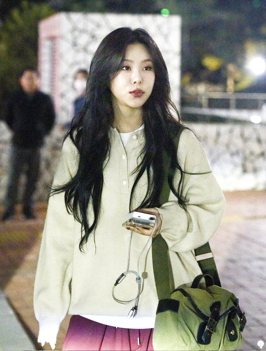 cuteywheein's tweet photo. WHEEIN  here really has an actress aura vibe right 🥰😍 https://t.co/DxFdU5ZzhQ