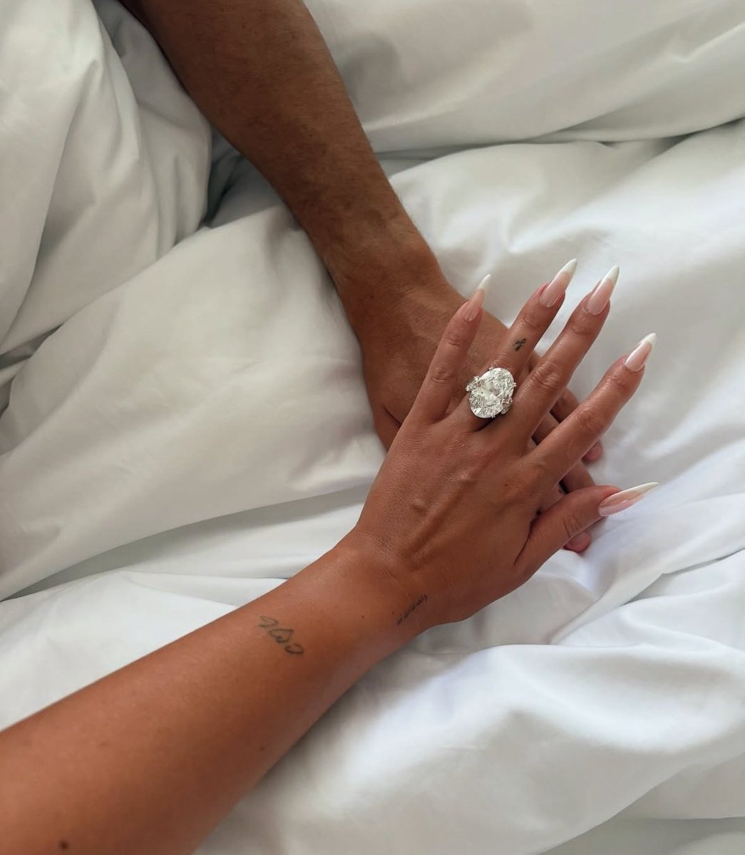 Günaydın on X: "💍 Cristiano Ronaldo'nun sevgilisi Georgina Rodriguez'e hediye ettiği nişan yüzüğünün değerinin 3 milyon dolardan fazla olduğu tahmin ediliyor. https://t.co/6t5kdsIxVw" / X