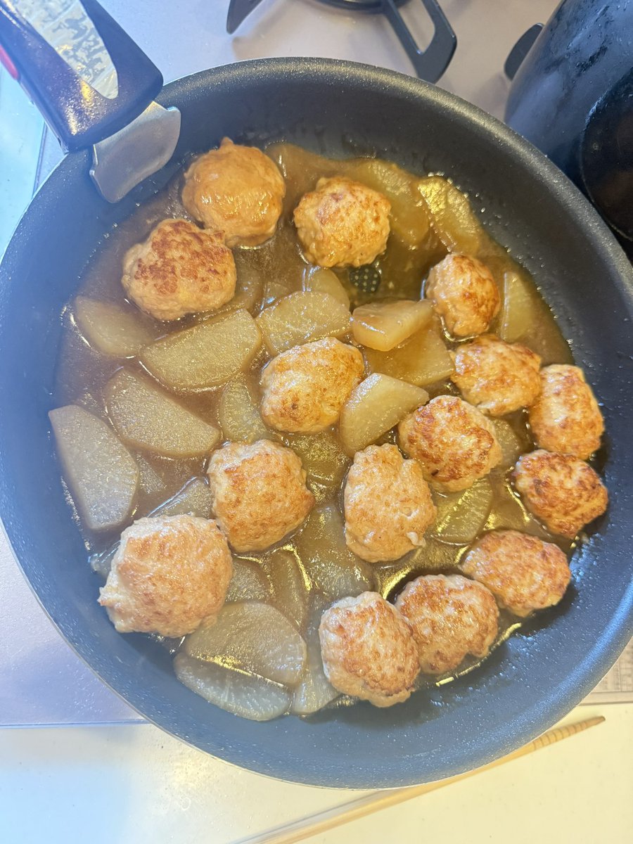 bibi091788's tweet photo. 米粉で作る塩バターパン＆もちもち白いパン
米粉パンを作る過程は数学を解く過程と似ている。
上手く焼けるか、この公式で当てはまるか、ドキドキしながら焼く😂

鯖とズッキーニの梅酢、つくね大根
お盆は、こんな感じで過ぎていく😂
#パン作り #料理好きな人と繋がりたい https://t.co/a6Ys6sNVRt