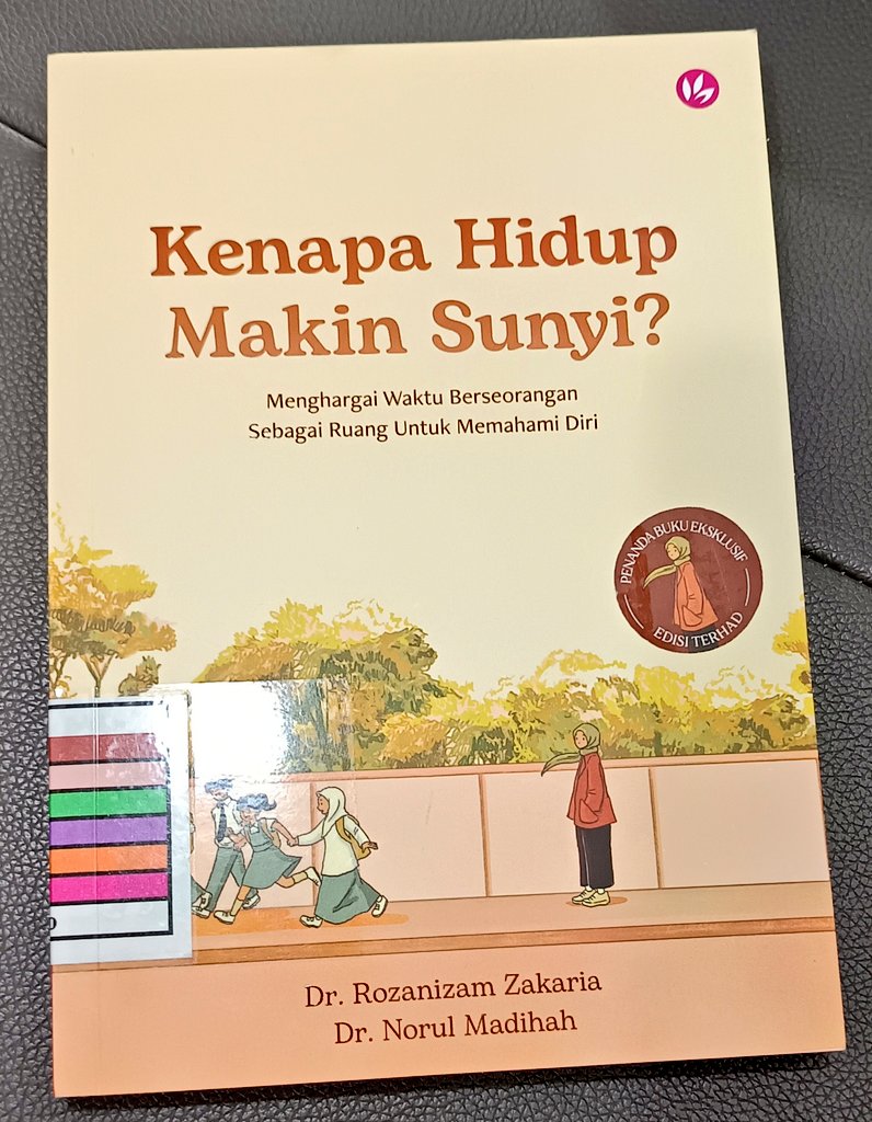 diramustafa's tweet photo. 33/50

Kesunyian merupakan satu fasa dalam mendewasa, sebahagian daripada hidup. Bila baca buku ni, boleh tahu pov lain tentang sunyi dan bersendiri. Apa yang penting, cara kita mengisi masa bersendiri/dilanda perasaan sunyi. Sayangi diri dan dapatkan bantuan sekiranya perlu. https://t.co/DzzwsLK7nY