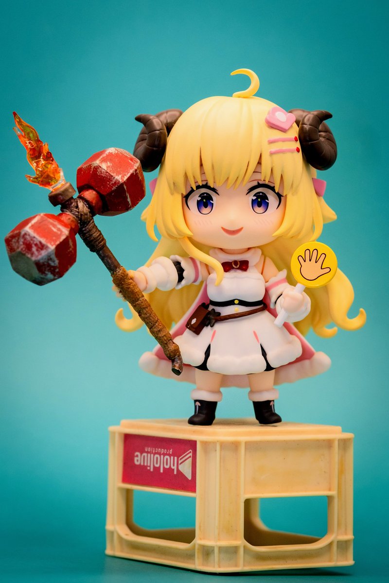 samsa_r's tweet photo. つのまきじゃんけん
【HARD MODE】

スレッジハンマーを手作りするの楽しかったです！
製作費3000円くらい
制作時間3日
#つのまきあーと 
＃角巻わため
#ねんどり 
＃ねんどろいど
#ホロ7DTDハード https://t.co/18MfAVnTMt