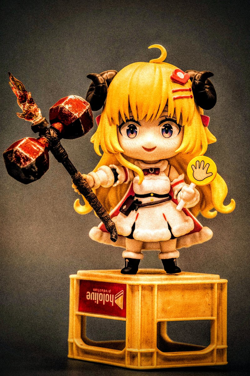 samsa_r's tweet photo. つのまきじゃんけん
【HARD MODE】

スレッジハンマーを手作りするの楽しかったです！
製作費3000円くらい
制作時間3日
#つのまきあーと 
＃角巻わため
#ねんどり 
＃ねんどろいど
#ホロ7DTDハード https://t.co/18MfAVnTMt