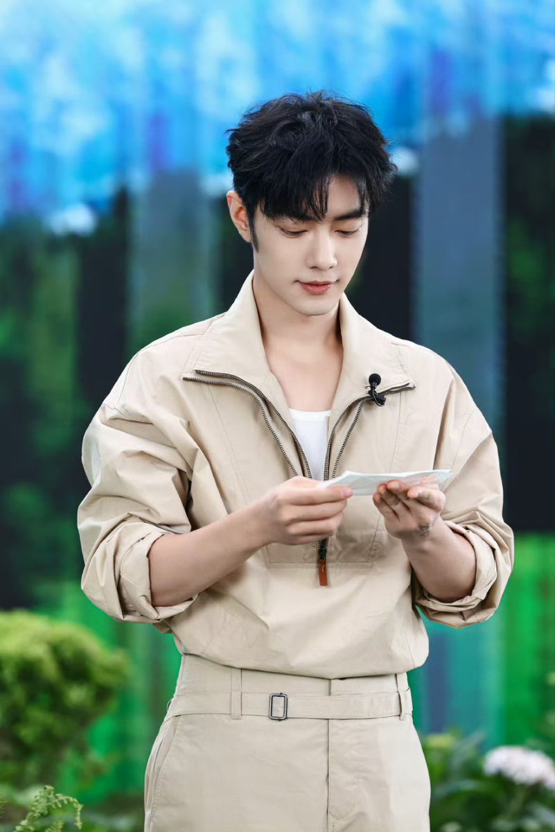 มาแล้ววยิ้มสดใสหล่อน่ารักกมากกก

Cr.肖战工作室