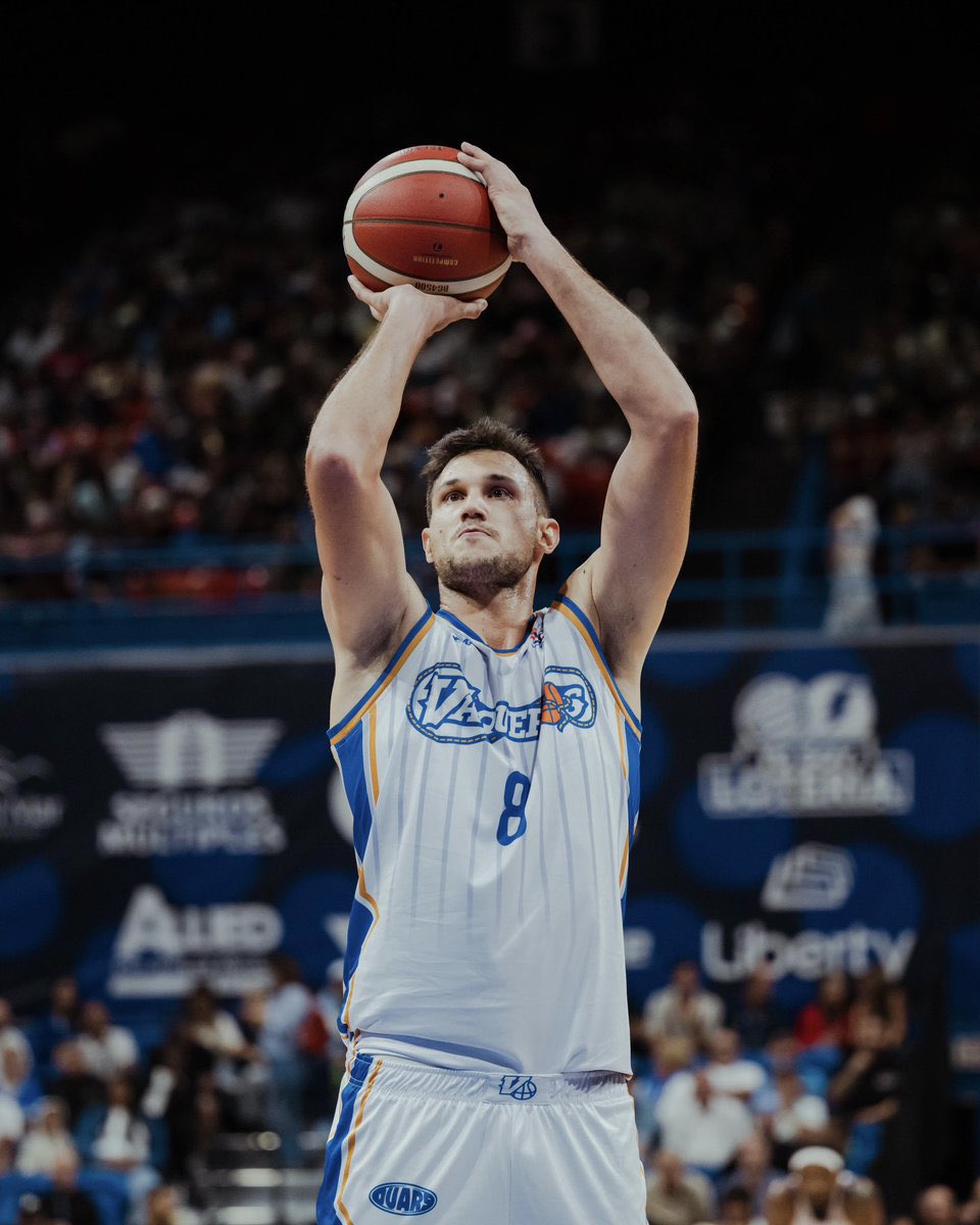 Il Gallo. ⭐️

Una de las historias del año en el baloncesto. Danilo Gallinari gana la BSN de Puerto Rico y es MVP con los Vaqueros de Bayamón.

Estaba en otra galaxia. Sin velocidad, pero con el repertorio. 4-1 a los Leones de Ponce, cerrando con una segunda mitad excelsa.