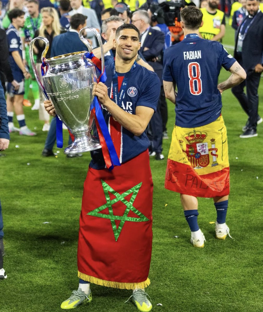 _BeFootball's tweet photo. 😱😱 𝗜𝗟 𝗬 𝗔 𝟮𝟬 𝗛𝗘𝗨𝗥𝗘𝗦

🇫🇷 Dembélé : 37,2%
🇲🇦 Hakimi : 6,1%

Aujourd’hui midi : 

🇲🇦 Hakimi : 26,4%
🇫🇷 Dembélé : 22,5 %

Salah 🇪🇬 prend aussi la place de Mbappé 🇫🇷 dans le TOP 5. https://t.co/AsydojYdKP