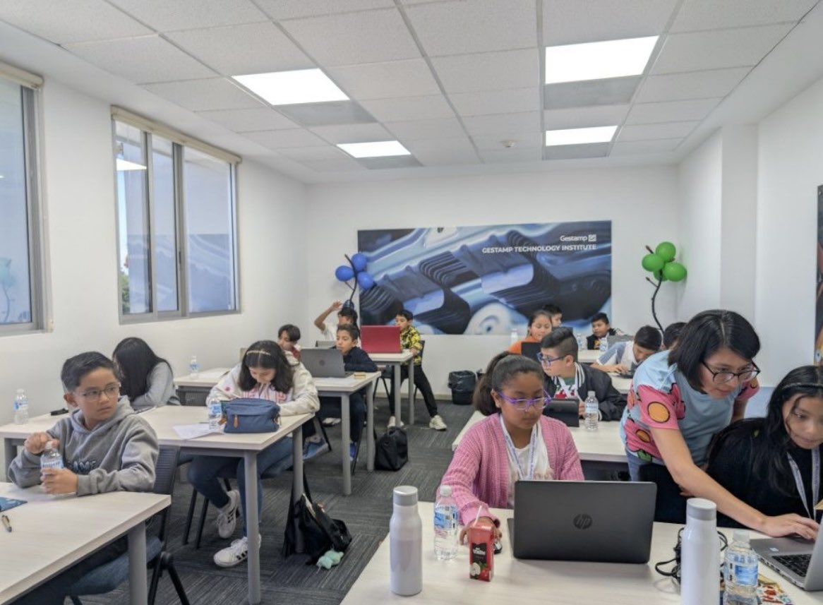 GeneracionCode's tweet image. Durante dos semanas, el centro de formación Gestamp Technology Institute en Puebla (México) acogió por primera vez el bootcamp Yo Hablo Código, una iniciativa en colaboración con Code.org que acerca la programación a niños y niñas de 8 a 12 años.
#fundaciongestamp
