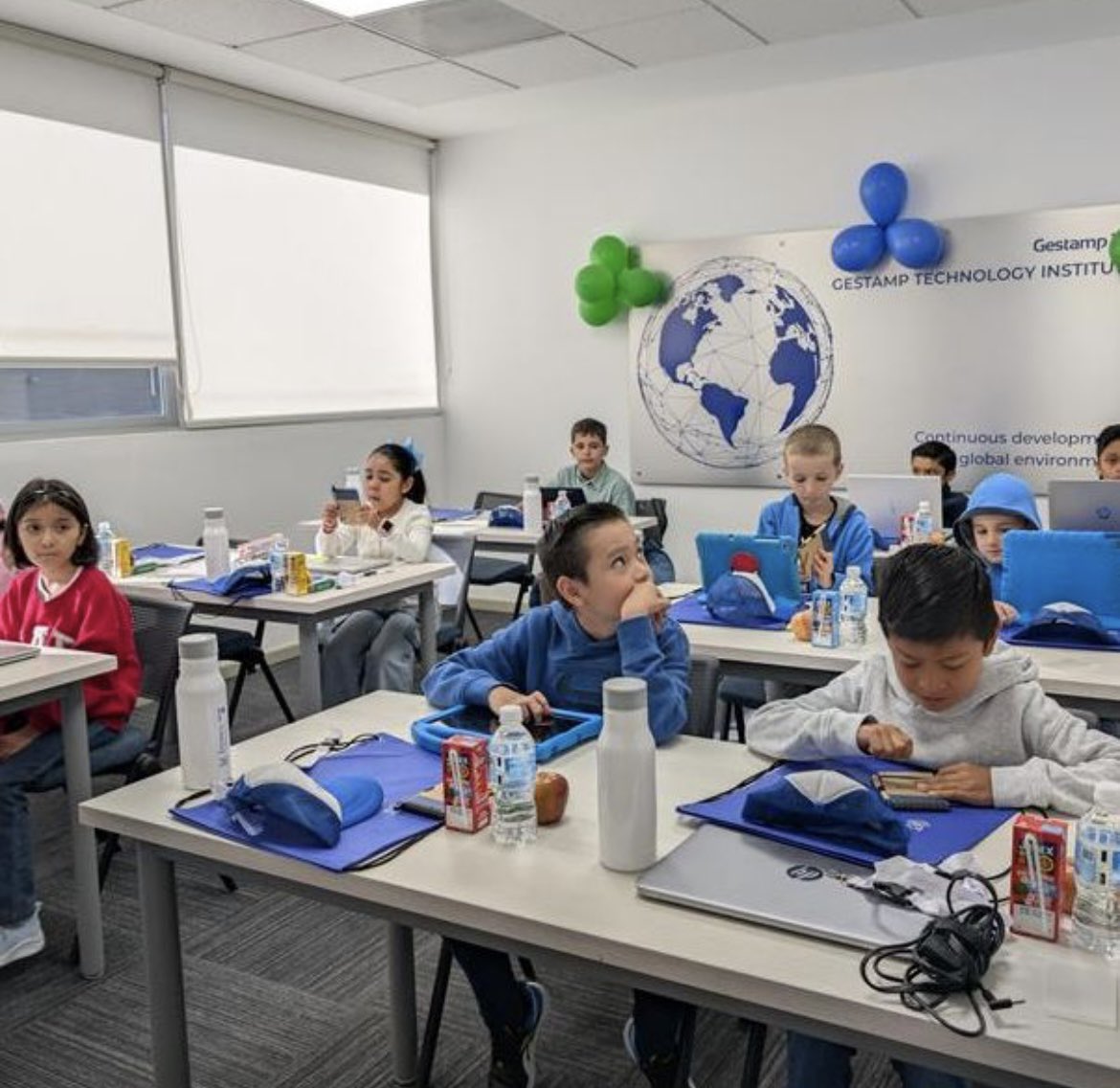 GeneracionCode's tweet image. Durante dos semanas, el centro de formación Gestamp Technology Institute en Puebla (México) acogió por primera vez el bootcamp Yo Hablo Código, una iniciativa en colaboración con Code.org que acerca la programación a niños y niñas de 8 a 12 años.
#fundaciongestamp