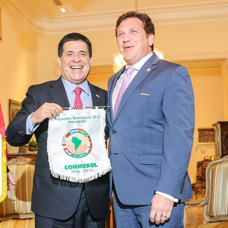 Antes de llegar a la Conmebol, Domínguez vendió el Grupo Nación de Comunicaciones a Horacio Cartes. Desde 2016, su patrimonio y su red empresarial crecieron como nunca. El fútbol le abrió puertas y contactos para multiplicar sus negocios.