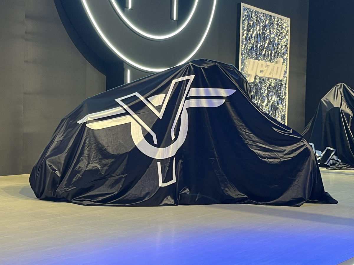 AckoDrive's tweet image. A new roadster is on the cards today. @yezdiforever is going to revamp its Roadster motorcycle with subtle but noteworthy updates. Stay tuned for updates. 

#yezdi #roadster #launchalert