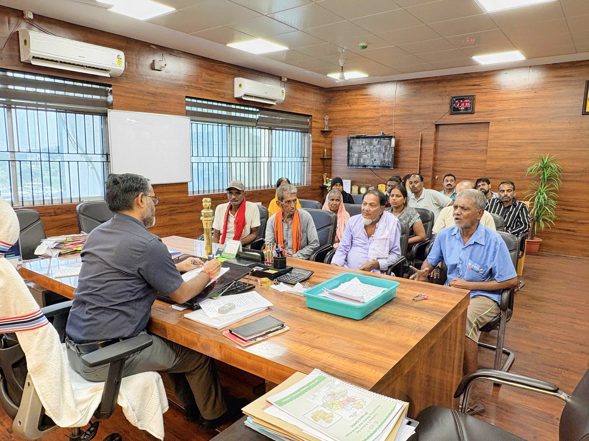 GiridihDc's tweet photo. आज कार्यालय प्रकोष्ठ में आयोजित जनता दरबार में आये आमजनों की समस्याओं को क्रमवार तरीके से सुना एवं ऑन स्पॉट कुछ मामलों का निष्पादन किया। साथ ही संबंधित विभागीय पदाधिकारियों को जांच कर अन्य मामलों का त्वरित निष्पादन करने का निर्देश दिया। #जनता_दरबार
@JharkhandCMO @prdjharkhand https://t.co/hlz7bgL05r