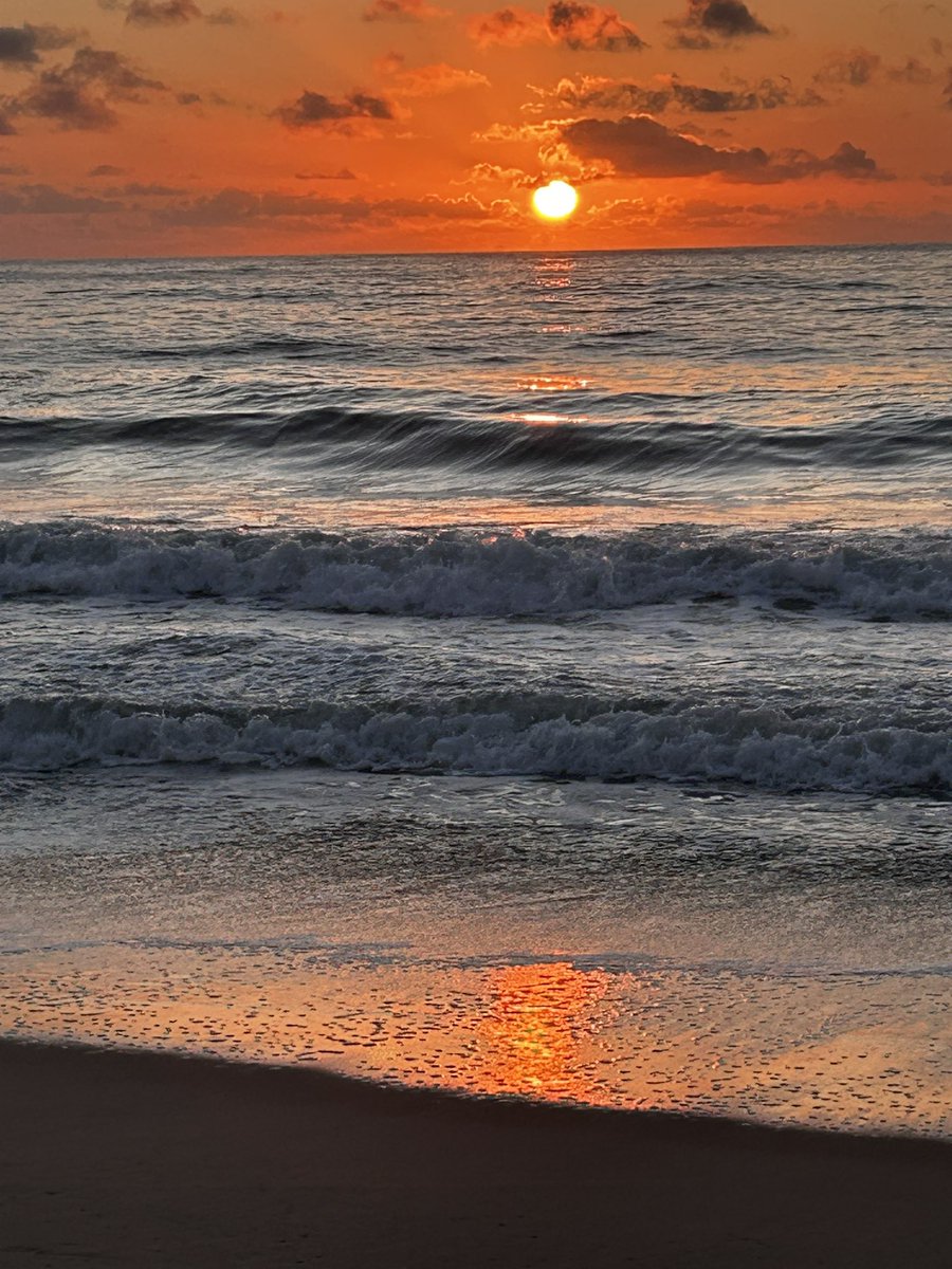KatelynWGAL's tweet photo. I just got back from our annual #LadiesWeekend at the beach! 🌅 🌊 
6 moms celebrating decades of friendship! 💕 
We dined, danced and even flew kites! 🪁 
I also ran into quite a few @WGAL News 8 viewers! Thank you for saying hello! 🤗 https://t.co/frQXeHp5YE