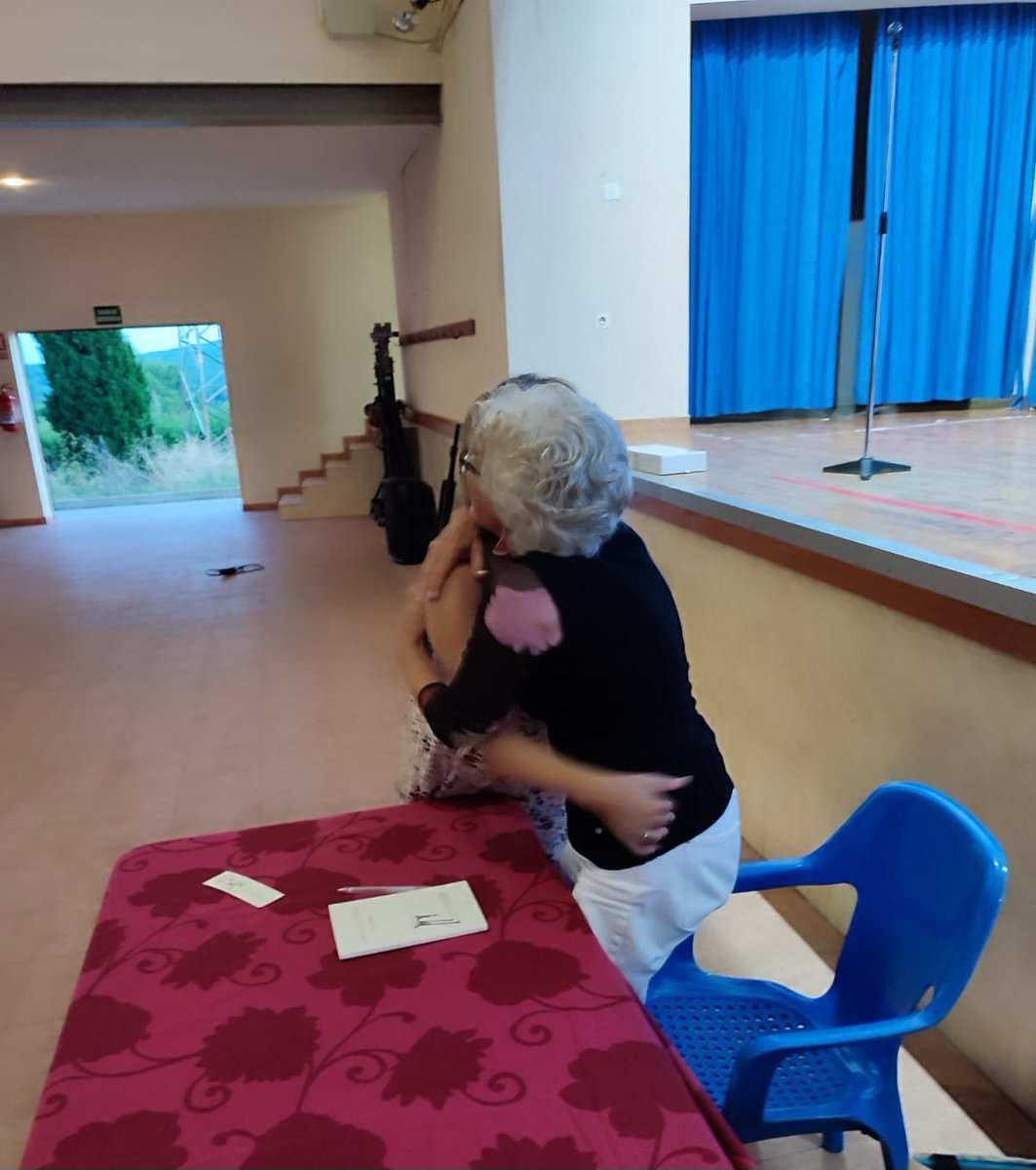 Gràcies i més gràcies pel vostre carinyo. Pel vostre suport i companyia.
        ..............
Gracias y más gracias por vuestro cariño. Por vuestro apoyo y compañía.
🥰📚🏵

#caleidoscópica 
#piezasazuleseditorial
#presentación
#acfa
#xert
#novela
#géneroshíbridos