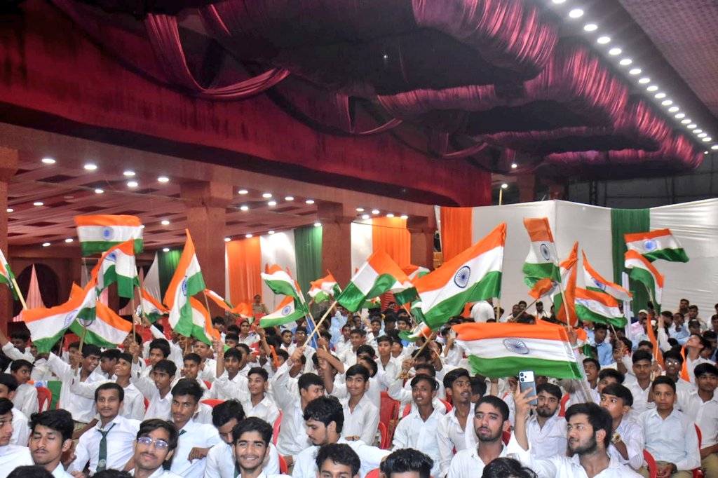 स्वतंत्रता दिवस से पूर्व #हरघरतिरंगा अभियान को जन-जन तक पहुँचाने के उद्देश्य से आज नुमाइश मैदान में #तिरंगामेला एवं #प्रदर्शनी का भव्य आयोजन मा० जनप्रतिनिधियों की उपस्थिति में किया गया। देशभक्ति से ओतप्रोत संस्कृतिक कार्यक्रम किये गए व काला आम चौराहे तक तिरंगा रैली निकाली गई।