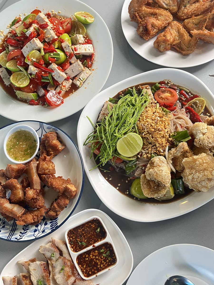 napqin1's tweet image. แซ่บทีมชาติสมคำร่ำลือจริง 👍🏻🔥

- สามชั้นทอดอร่อยมากกก ต้องลอง
- เหลาแซลมอน ร้าวาบิ ก็เริ่ด
- ส้มตำปลาร้ากุ้งปลาหมึกก็ดี 
- ตำเส้นเล็กอร่อยแต่ไม่ได้ว้าวมาก 

รวมๆคือดีพนักงานบริการดี คุณพ่อ(?) ที่รับคิวก็เอนเตอเทนดี 🤩