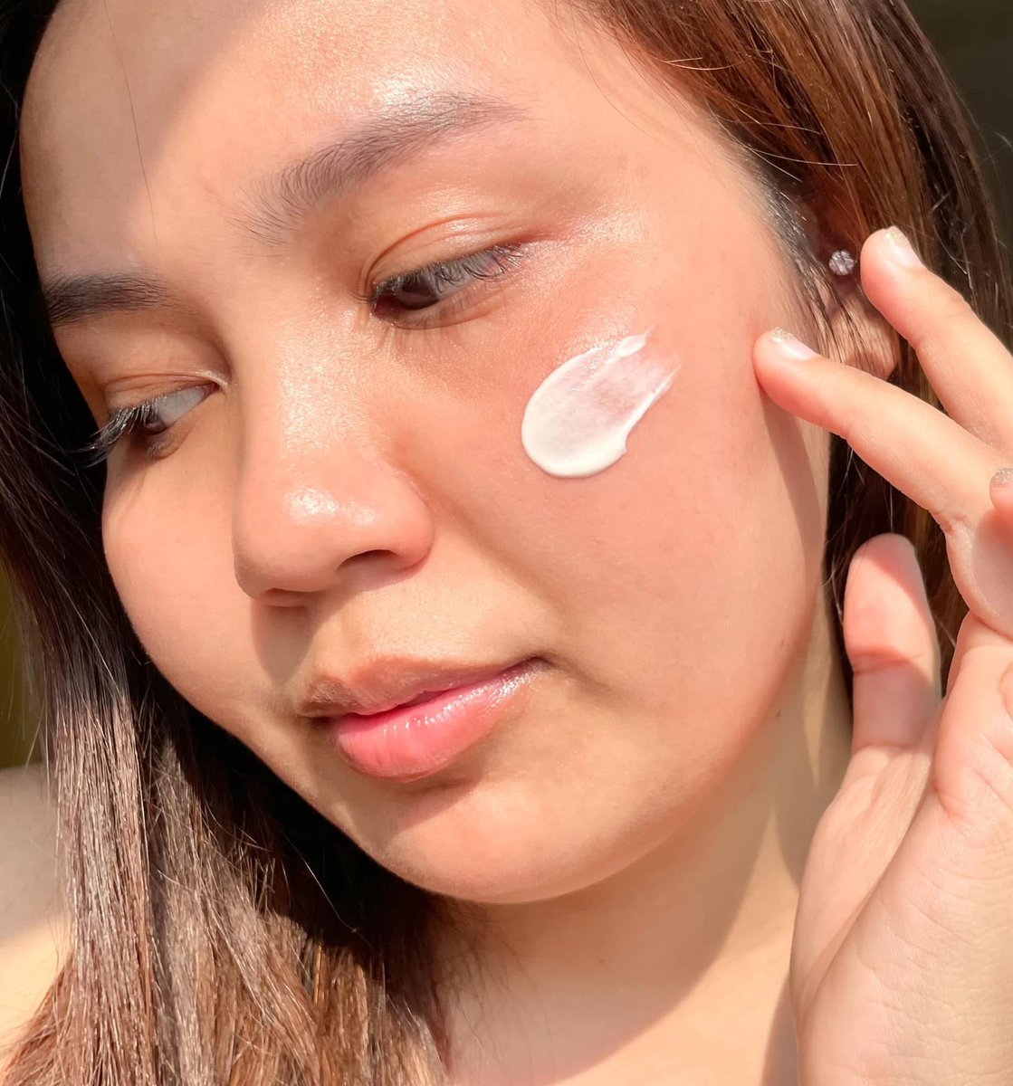 jajadiary's tweet image. เลิฟมอยเจอไรเซอร์ตัวนี้ของชิเซโด้มากก 
นางชื่อ Essential Energy Hydrating Cream 
เป็นสูตรใหม่ที่บำรุงผิวได้ล้ำลึกกว่า เนื้อครีมคือ
นุ่มมากก บางเบา ไม่มันไม่เหนียว กลิ่นหอมอ่อนๆ 
ใช้แล้วรู้สึกผิวนุ่ม ชุ่มชื้นขึ้นจริง แถมรู้สึกผิวแบบฟู 
เปล่งปลั่งด้วย เหมือนได้ชาร์ตพลังให้ผิวเลยอะ…