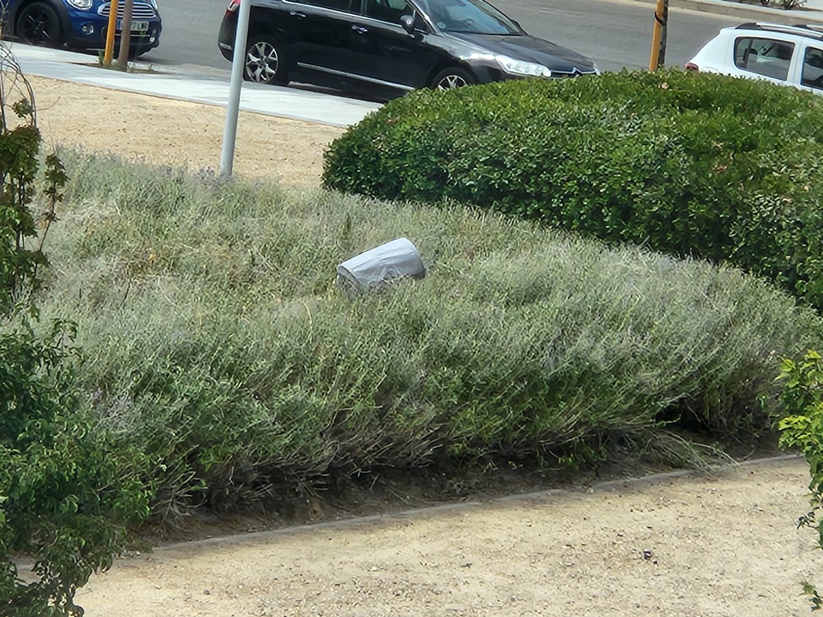 Solicito retirada de objeto que esta en los parterres de Avda Blas de Lezo con Cerro del Tesoro <a href="/Lineamadrid/">Línea Madrid</a>