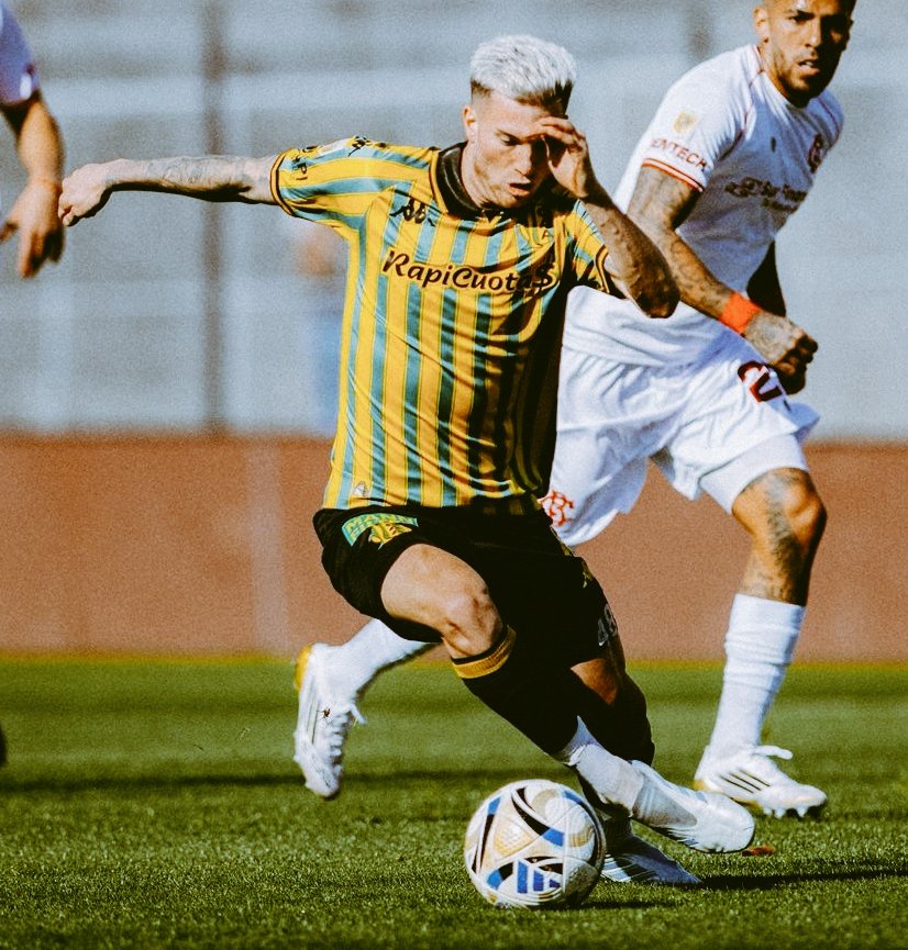 marioruben63's tweet photo. Repasando Barracas 3 vs Aldosivi 1
#Carranza un error, un gol, karma de arquero, cuando el resto no lo hace bien el paga
#Cerato cumple, de 4, de 8, de 5 y ahora de 3
#Kummer, se notó su falta de experiencia y un error terminó en gol
#Mottes se le complicó en la salida y en el mano a mano con un equipo desordebadi en el retroceso
#Guerrico pagó por la falta de dinámica de Preciado y con la 📒 lo sacaron
#Gino y #Bochi se les hizo muy ancha la cancha para contener las contras (necesitan más ayuda) pero en ellos se gesto el gol de Serrago
#Serrago es el único con una propuesta distinta, un disrruptivo, convirtió el gol, pero no encontró socios
#Giani le costó la gestación y la recuperación
#Preciado mal en el retroceso, lento, apenas unos destellos cuando fue por derecha
#Cervera lo absorbio la marca, le falta timing
#Rochi 1 de cal, 1 de arena. Entro por la 📒del 3 y a los 15" el también con 📒. Va bien, pone, pero es algo desordenado
#Caco flojo, lento e impresiso
#DeLaVega insinuó algo distinto, encarador
#Rami y #Palavecino casi no jugaron, el 🦈 era un caos
#Charlier cuando Barracas lo esperaba con los 11 en su campo y no perdían en 3/4 no pudo corregir la ansiedad del equipo y se regalaba en la contra. El partido se perdió en la cancha (o en el VAR) no desde el banco. Tiene mucho trabajo por delante en el medio falta recuperacion.
