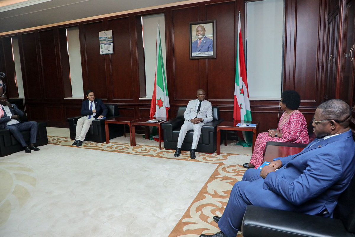 #Burundi,SE le Premier Ministre,<a href="/NtahontuyeN/">NTAHONTUYE Nestor</a>,vient de recevoir en audience la coordinatrice du Système des Nations Unies au 🇧🇮 Mme <a href="/vkakyomya/">Violet Kakyomya</a> accompagnée des représentants de <a href="/UEauBurundi/">UE au Burundi</a> et du <a href="/PNUDBurundi/">PNUD.Burundi</a>. Elle était venue échanger avec SE le 1er Ministre sur .../...