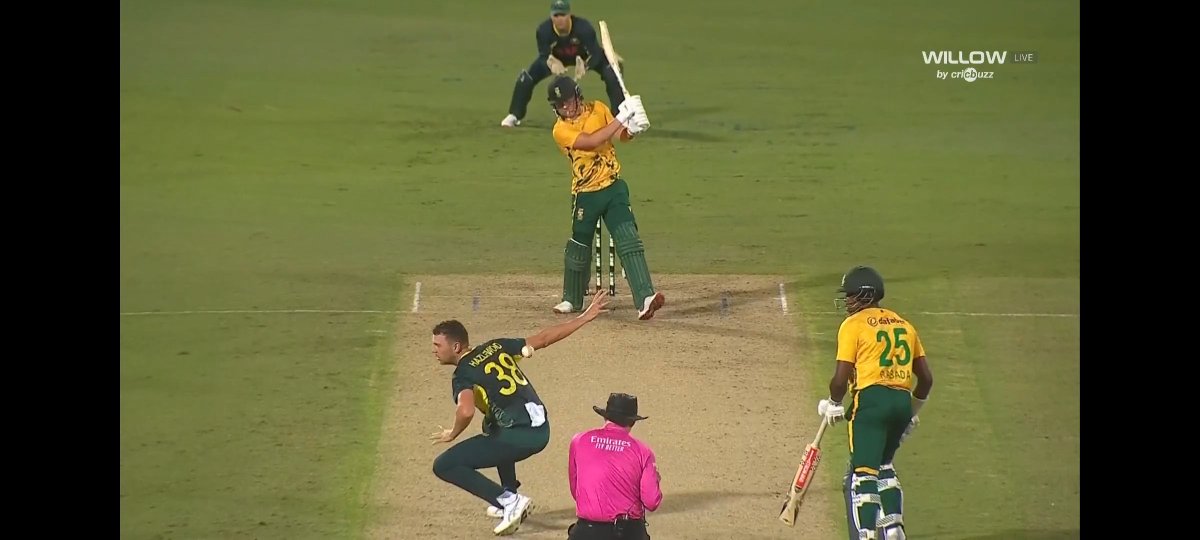 social_man_007's tweet image. Hazlewood got humbled😭  

#AUSvSA #Hazlewood 
#DewaldBrevis