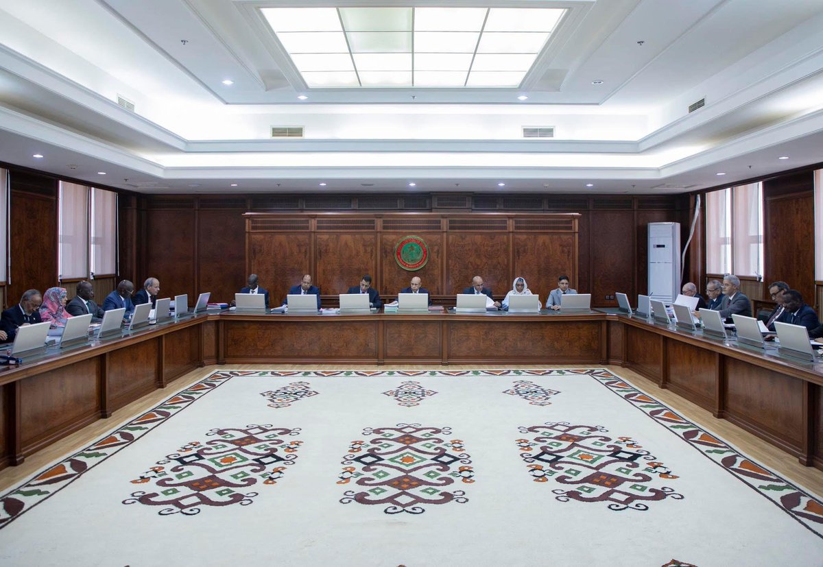 برئاسة الرئيس محمد الشيخ الغزواني مجلس الوزراء يعقد اجتماعه اليوم بالقصر الرئاسي في نواكشوط لمناقشة مستجدات العمل الحكومي قبل أن ينطلق النصف الآخر من الوزراء في عطلتهم السنوية.
#نواكشوط
#موريتانيا
#الرئيس_الغزواني