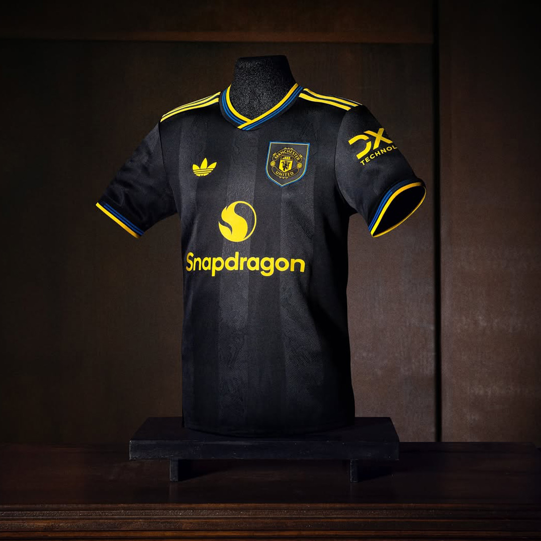 REMEMBERING THE CANTONA DAYS👑👑👑
-
Manchester United reveal their 2025/26 adidas third kit, inspired by the away kit from '93 to '95...what do you think?
-
#adidasfootball #ManchesterUnited #ericcantona