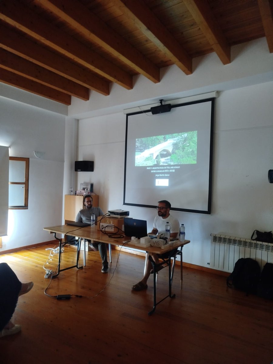 🏛️ Villarluengo une historia y tecnología para redescubrir su patrimonio.

La jornada “Arte y arquitectura en Villarluengo” llenó el Centro de Interpretación con ponencias sobre la evolución arquitectónica local y recreaciones 3D de sus edificios históricos.