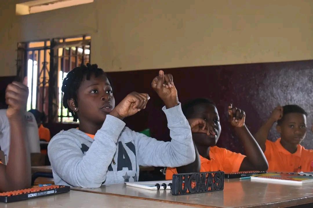 Ucmas_Guinee's tweet image. 𝐔𝐂𝐌𝐀𝐒

Les cours de vacances UCMAS, c’est bien plus que des chiffres !

Nos apprenants renforcent leur concentration, leur mémoire et leur confiance en eux tout en s’amusant avec la méthode unique du calcul mental.🔢
#UCMASGuinee #CoursDeVacances #CalculMental #Concentration