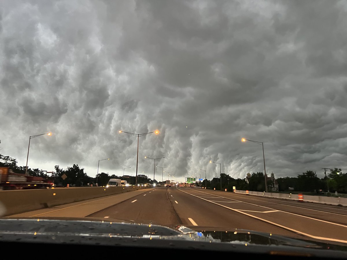 ⁦<a href="/RyderSchuchWX/">Ryder Schuch</a>⁩ massive ominous shelf cloud traveling  SE toward downtown Chicago. Taken from Schaumburg ⁦<a href="/weatherchannel/">The Weather Channel</a>⁩ ⁦<a href="/NWSChicago/">NWS Chicago</a>⁩ ⁦<a href="/NBCNews/">NBC News</a>⁩