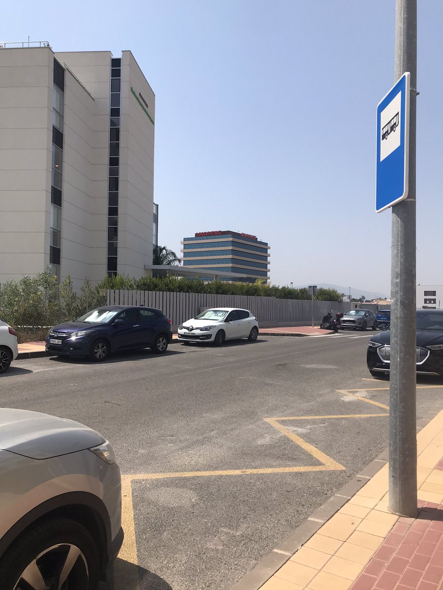 MelliToral's tweet image. @AytoMurcia @jfmumo esta es la parada de la línea C3 enfrente de las residencias de mayores que hay cerca de la Ciudad de la Justicia. 45° al sol y sí marquesina. Personas con arritmias, tensiones altas problemas de movilidad… esperamos así todos los días.