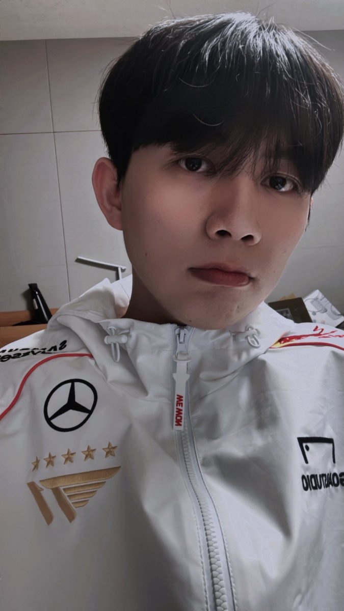 jay831222's tweet photo. T1 WIN https://t.co/xfxyvTf8oc