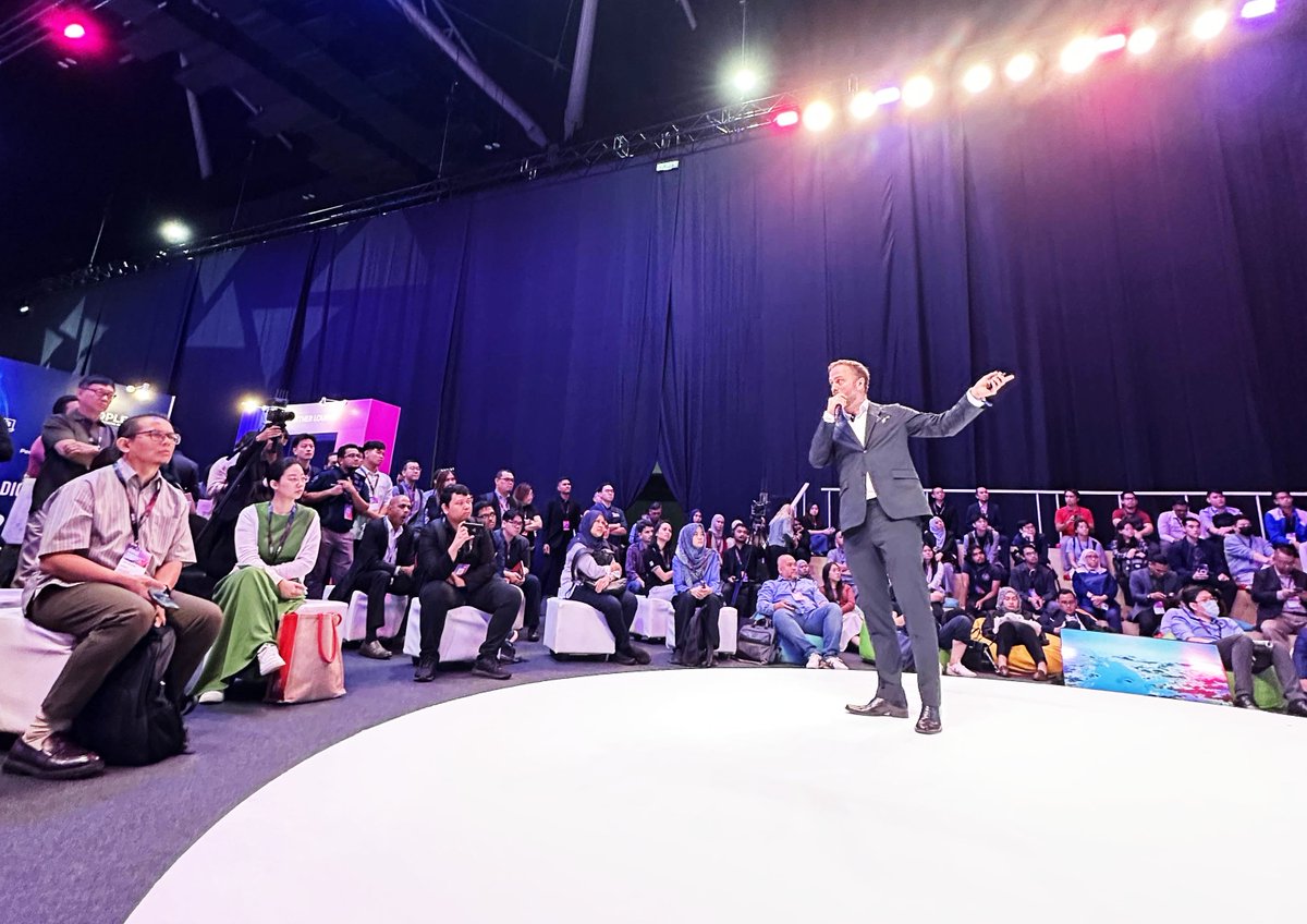 Terri met Malaysia's Prime Minister, and Nils got dressed up to tell everyone at ASEAN AI Summit about the 70% of the world economy that's still tied to physical locations.

It's been a good day for Auki!