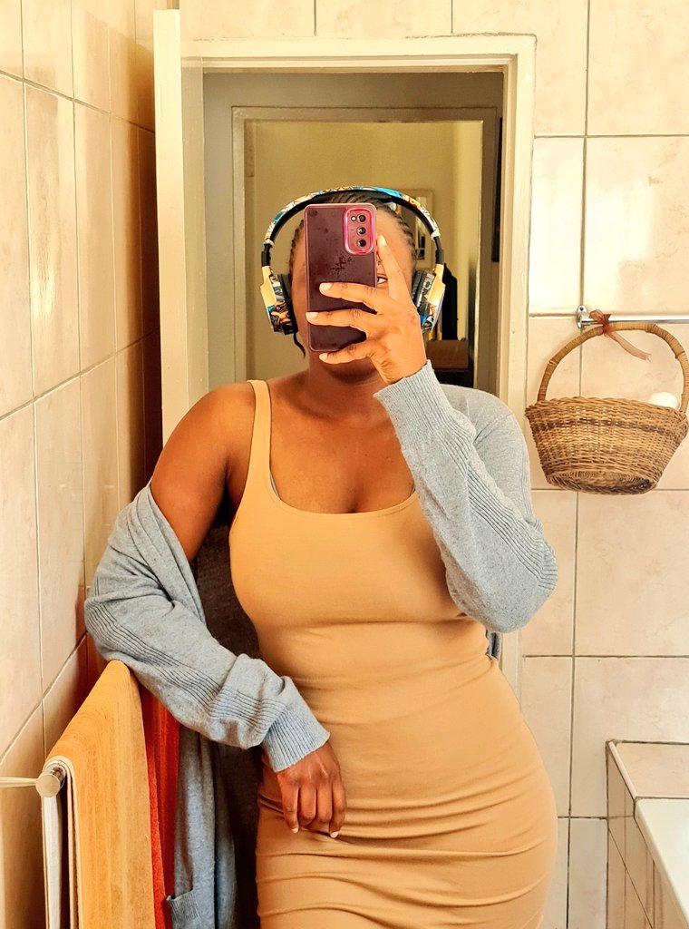 ThandiweNdhlov9's tweet photo. Missed Monday… but hey, Tuesday came with curves and calm ☀️✨ #LeaveMode #MiddayMood https://t.co/XAycmKYrwR