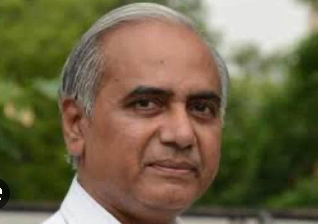 jpsin1's tweet photo. बड़ी खबर! 🇮🇳 श्री शेषाद्री चारी होंगे भारत के नए उपराष्ट्रपति। ये बीजेपी है साहब, जहां आप सोच नही सकते वहां से नए नए चेहरे आते है। वैसे आपकी जानकारी के लिए बता दे....  शेषाद्रि रामानुजन चारी एक भारतीय राजनीतिज्ञ, पत्रकार, लेखक और रणनीतिक एवं विदेश नीति विश्लेषक हैं। चारी राष्ट्रीय स्वयंसेवक संघ (आरएसएस) के स्वयंसेवक हैं।  ये वर्तमान में भारतीय जनता पार्टी (भाजपा) की राष्ट्रीय कार्यकारिणी समिति के सदस्य हैं। पूर्व में भाजपा मुख्यालय में विदेश मामलों के प्रकोष्ठ के प्रमुख के रूप में कार्यरत थे।  शेषाद्रि चारी संयुक्त राष्ट्र विकास कार्यक्रम (यूएनडीपी) में शासन सलाहकार भी रहे हैं और दक्षिण सूडान के जुबा में कार्यरत हैं ।  #vicepresidentelection2025